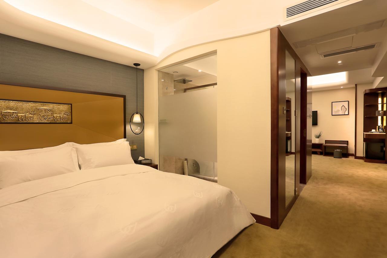 Lujia International Hotel Чънду Екстериор снимка