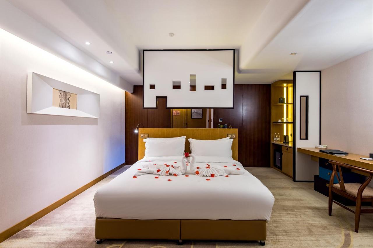 Lujia International Hotel Чънду Екстериор снимка
